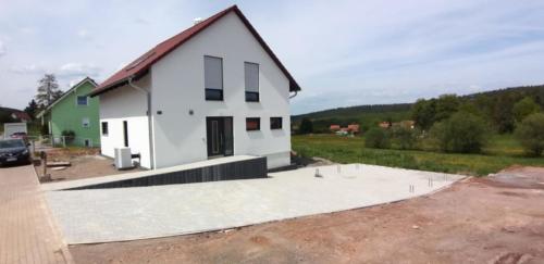 Hofeinfahrt mit Carport-Vorbereitung