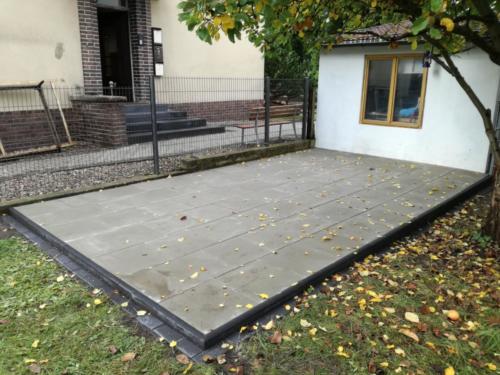 Terrasse in 50x50 Terrassenplatten grau in anthraziter Einfassung